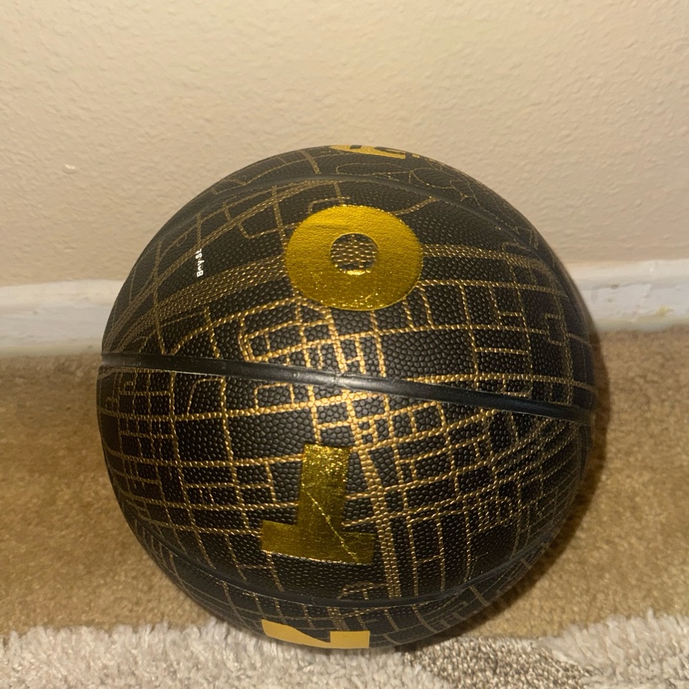 Toronto Edition Collector's Basketball Round21 - Picture 4 of 9